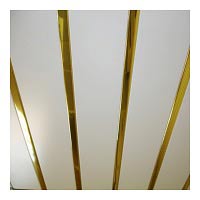 Реечный потолок Албес Белый матовый с золотыми раскладками (фото в интерьере)