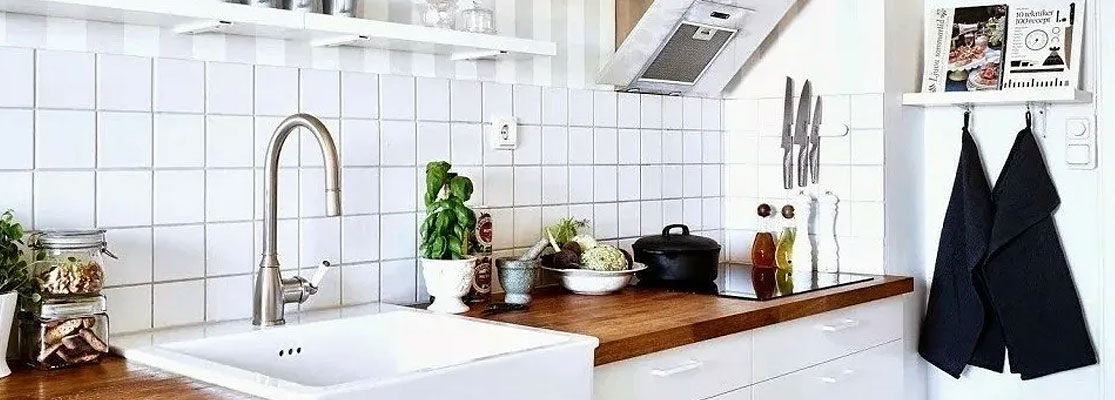 Белая плитка на кухне